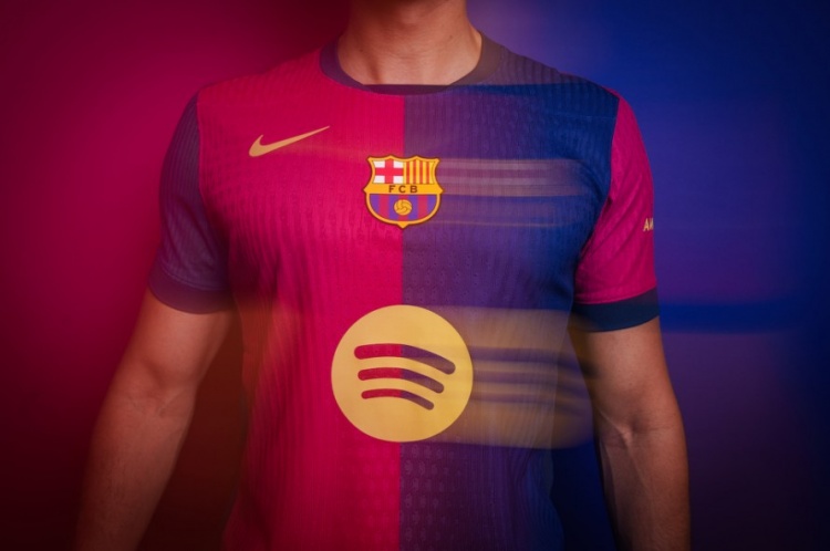 巴萨官宣新赛季主场球衣 球迷吐槽：Spotify大图标太丑