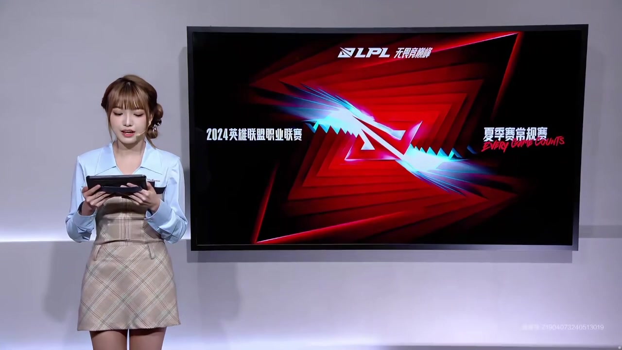 NIPvsLGD本场互动女主持人周敢敢:蓝色衬衣,表情可爱