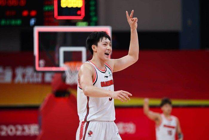媒体人：胡明轩新赛季将担任广东男篮队长 成俱乐部&国家队双料队长