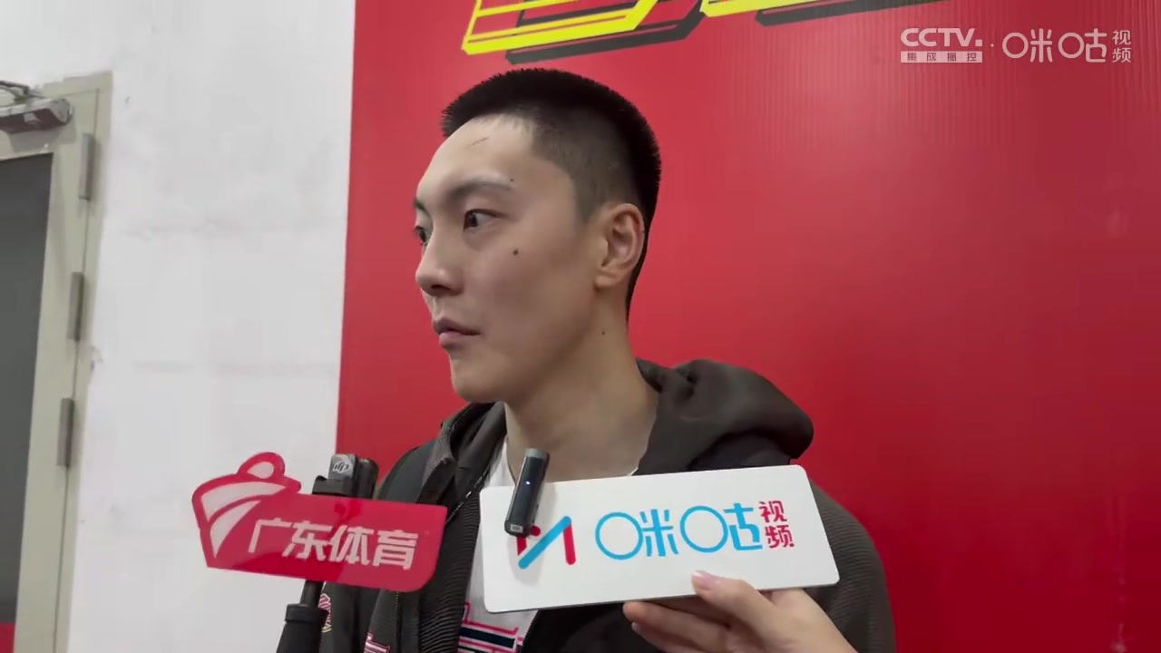 胡明轩:开赛到现在球队一场一场在变好 我们还是有很大提升空间